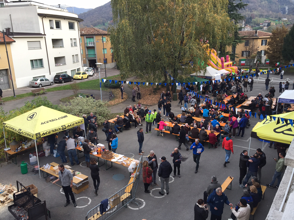 Quarta Castagnata organizzata dal Club DE Albì: raggiunto l’obiettivo di regalare alla città di Albino un’altalena per disabili