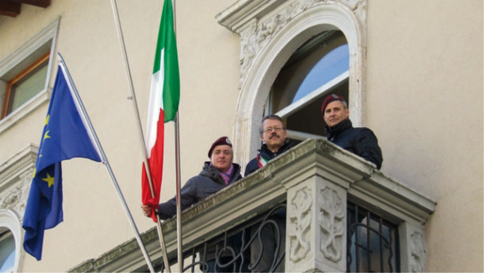 I Paracadutisti della Val Seriana donano il tricolore a Vertova