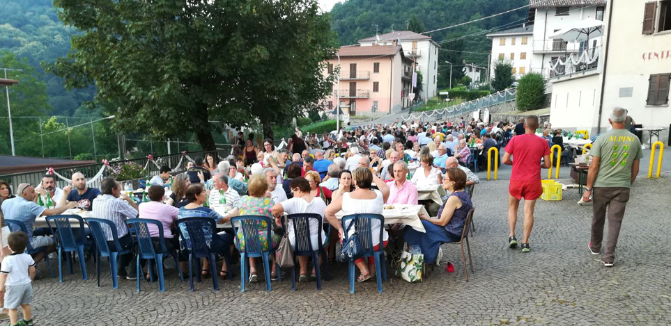 Una cena in piazza, da numeri record. La “Maiàda del pòer contadì” colpisce ancora nel segno.