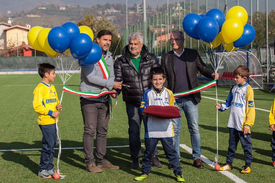 Sportivi in festa all’inaugurazione del campo da calcio in erba sintetica