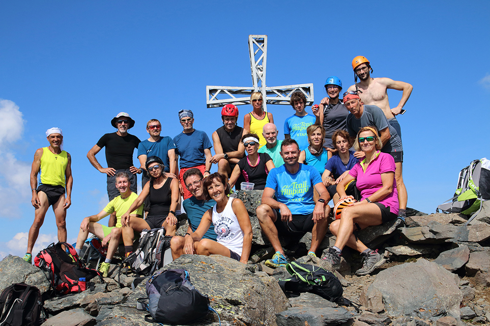 Posa degli “omini” di pietra sulla traccia del Recastello (2.888 m)