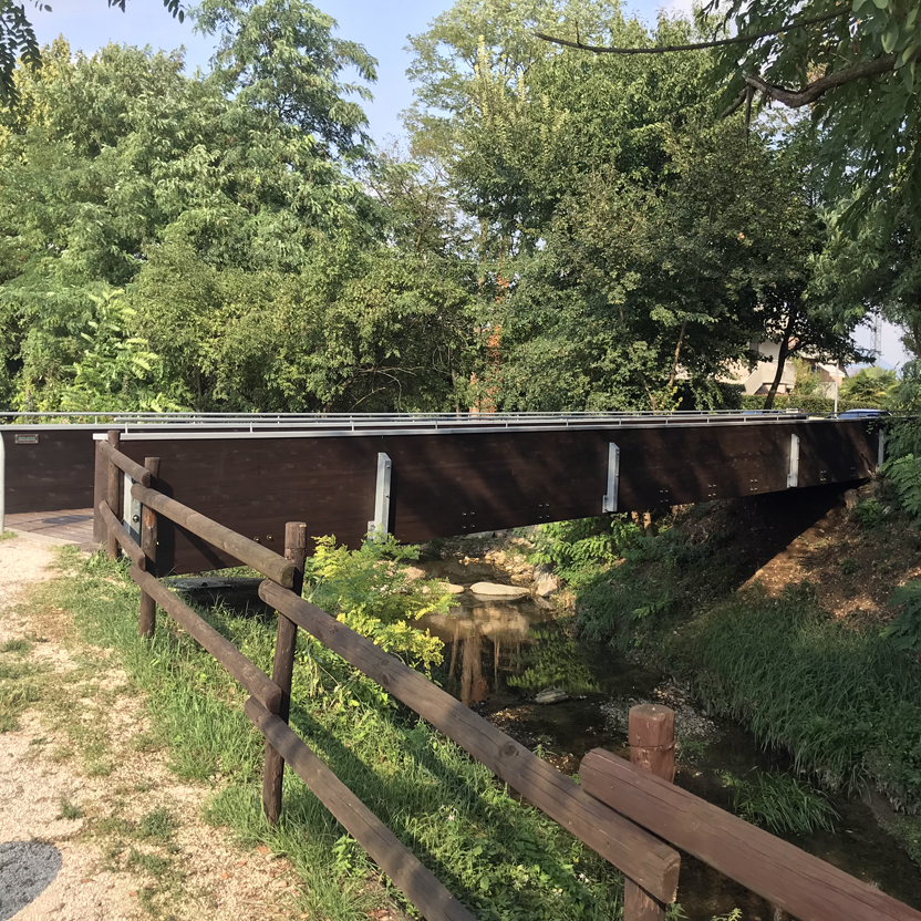 Pulito e riverniciato da un gruppo di residenti il ponte sul torrente Seniga