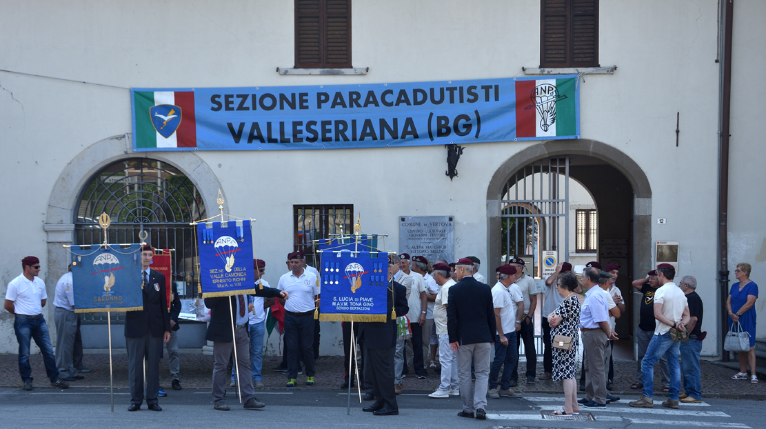Festa per il 18° anniversario del Monumento al Paracadutista