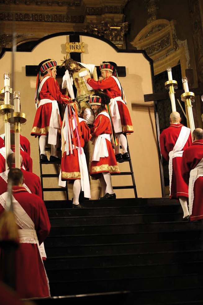 L’Arcivescovo Emerito di Siena alla “Processione del Venerdì Santo”