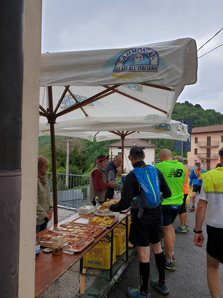 La pioggia e il freddo non fermano i podisti alla “Camminata nella Valle del Lujo”