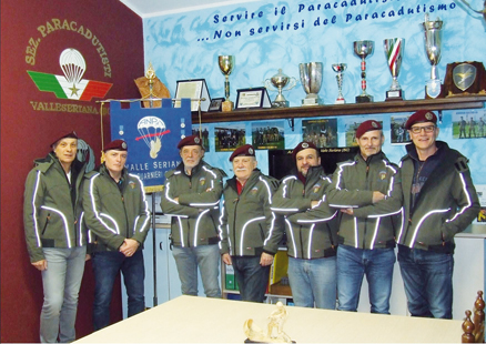 Assemblea annuale dell’ANPD’I Valseriana “Giuseppe Guarnieri”. Consegnati i brevetti di lancio del 9° corso paracadutisti