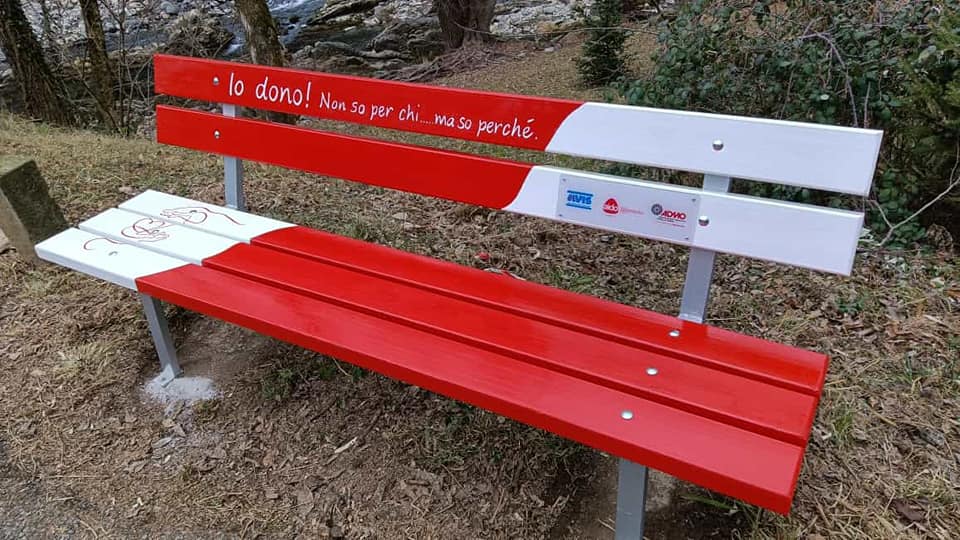 Una “panchina rossa” per promuovere il rispetto della vita e del dono