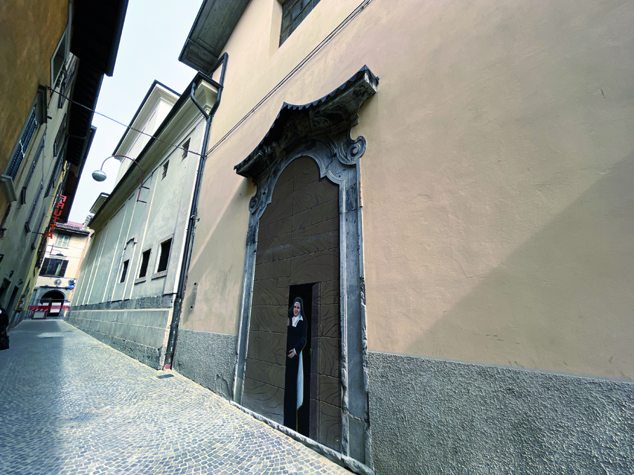 Un dipinto sul portale murato della vecchia chiesa in Sant’Anna