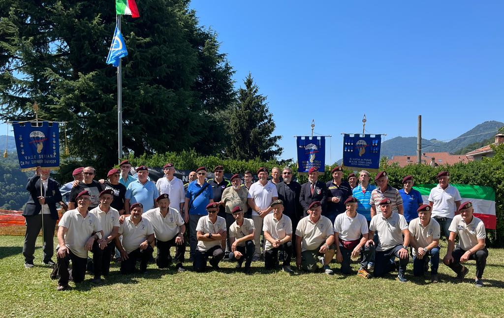 La sezione ANPDI Valle Seriana riunita per l’anniversario del monumento ai paracadutisti d’Italia  La sezione paracadutisti Valle Seriana con sede a Vertova ha voluto celebrare il 22° anniversario del proprio monumento posto presso il Parco della Rimembranza e lo ha fatto la prima domenica di luglio con una giornata suddivisa in quattro momenti principali. La giornata ha avuto inizio presso il centro culturale Testori con l’inaugurazione della mostra iconografica “Caduti della Meloria” attraverso la quale sono state riproposte, fra l’altro, tutte le testate giornalistiche dedicate al tragico incidente aereo avvenuto cinquant’anni fa quando, durante  una esercitazione  militare, il velivolo denominato “Gesso 4” si inabissò nelle acque della Meloria, presso Livorno; fra i quarantasei giovani militari di leva a bordo, anche il vertovese caporale paracadutista Giuseppe Guarnieri, a cui la sezione locale è stata intitolata. Alle ore 10.00, presso l’attiguo parco dell’ ex-convento, ha avuto inizio la Santa Messa, celebrata  dal cappellano  militare Capitano Marco Bresciani, proveniente dalla base militare aerea di Ghedi. La cerimonia ha quindi vissuto il suo secondo momento presso il Monumento dei Paracadutisti inaugurato appunto ventidue anni fa: alzabandiera, onore ai caduti e corona d’alloro in ricordo di tutti i paracadutisti andati in quell’angolo di cielo riservato a noi Parà. Sempre in corteo si è quindi giunti al cimitero per rendere omaggio particolare al caporale paracadutista Giovanni Guarnieri e a mamma Caterina che ne ha sempre tenuta viva la memoria; fra i defunti un ricordo speciale è stato inoltre rivolto al primo presidente della sezione paracadutisti, l’indimenticato  Felice Franchina. Dopo un aperitivo in sede, è stata quindi l’ora del pranzo, momento certo più conviviale, con trasferimento ad Albino, località Monte Altino, presso il Ristorante K2, a poca distanza dal cippo posto in località Prati Moletti, a ricordo dei “Caduti della Meloria” che non poteva dunque non essere tappa finale di questa giornata con deposizione di doveroso omaggio floreale.