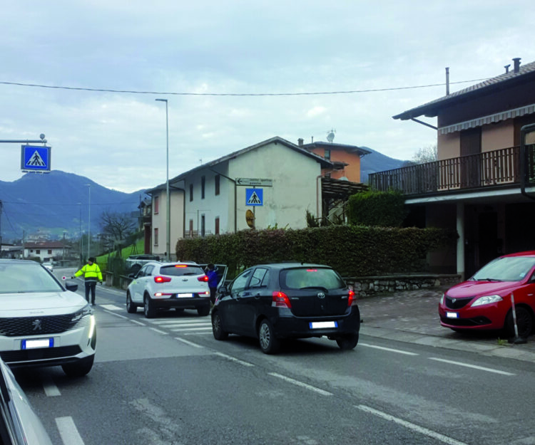 La “tempesta perfetta” al mattino, davanti alle scuole medie di Abbazia