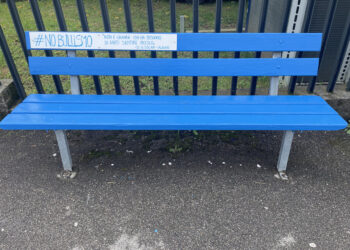 Una panchina blu contro il bullismo