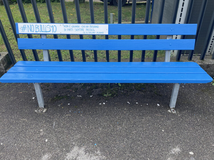 Una panchina blu contro il bullismo