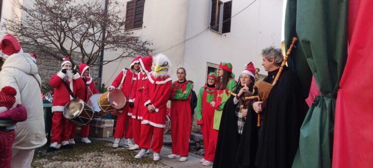 Casale si veste di Natale, con la “Camminata dei Babbi Natale