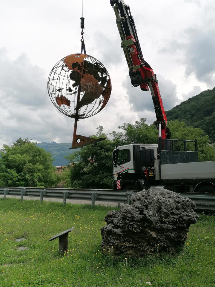 Un mappamondo didattico, presso il Giardino Geologico